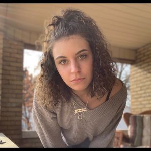 Meet your Posher, Alexis